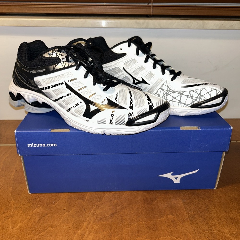 Mizuno Wave Voltage Men's Volleyball Shoes, Size 9 White & Black New